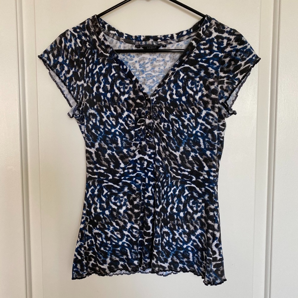 Guess v-neck leo animal print t-shirt Sz M